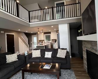 Newly remodeled Lauderdale Lakes waterfront home-hot tub, sauna, pickleball! - Elkhorn - Living room