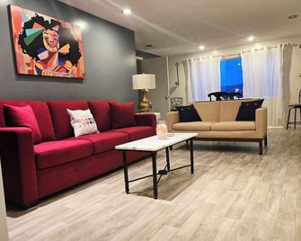 NEW ! ' Extended Stay ' 2 bed spacious retro flow with fire place -min from DT - Scranton - Living room