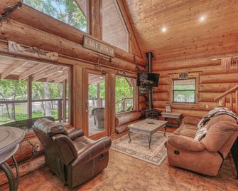 Arrowhead | Lakefront Luxury + Hot Tub + Kayaks - Kingsland - Living room