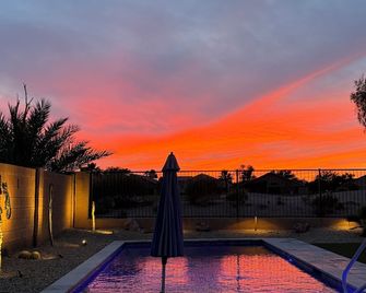 Beautiful home on a golf course. - Queen Creek - Piscina
