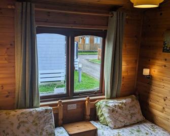 Shorefield Lodge by the Lake - Lymington - Bedroom