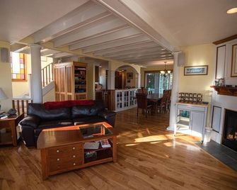 Peaks Island Maine Seaside Cottage: hot tub/roof decks/4 season - Portland - Living room