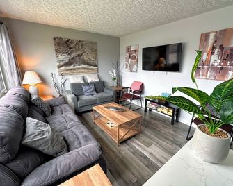 Upscale 4 bedroom with 5 beds - Thunder Bay - Living room