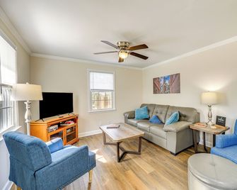 Updated New Bern Home 3 Mi to Historic Dtwn! - New Bern - Wohnzimmer