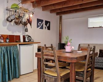 charming renovated ancient forge / barn - Cabrières - Comedor