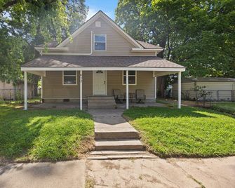 Newly renovated 3-bed, 2-bath home in the center of Muskogee. - Muskogee - Building