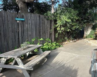 Relaxing 1-bedroom suite on farmhouse property next to water fountain - Ojai - Patio