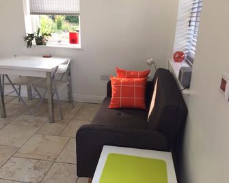 Lovely modern stone cottage in Stoke Bruerne close to the canal and Silverstone - Towcester - Living room