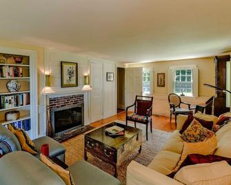 Antique charm, modern amenities, lake and mountain views - Gilford - Living room
