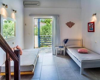 Grand Bleu Sea Resort Hotel - Eretria - Schlafzimmer