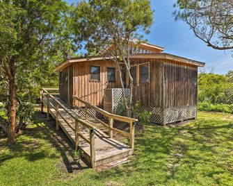 Outer Banks Island Cottage - 1 Mi to Frisco Beach! - Frisco - Pokój dzienny
