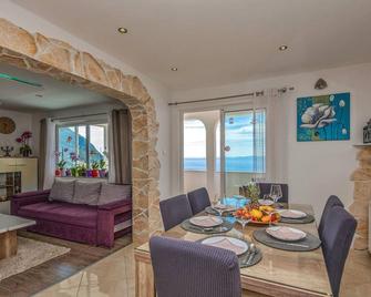 3 Bedroom Awesome Apartment In Makarska - Makarska - Essbereich