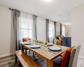 Mins to Lake Murray & Downtown! The Royal Retreat - Irmo - Їдальня
