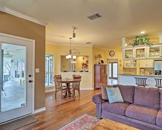 Round Rock Lakefront Home with Water Toys and Fire Pit - Round Rock - Living room