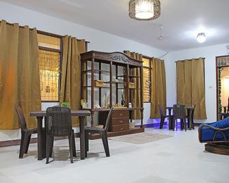 Prim Travellers Inn - Coron - Sala de estar