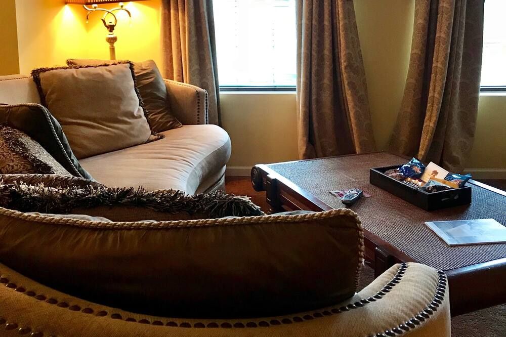 Living room view of Ophelias Restaurant & Inn