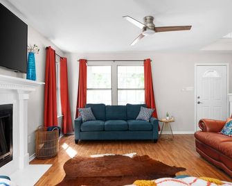 Pool Getaway Movie Room Games Yard Bbq Pets - Round Rock - Living room