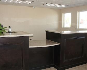Apple Valley Hotel & Lodge - Apple Valley - Front desk