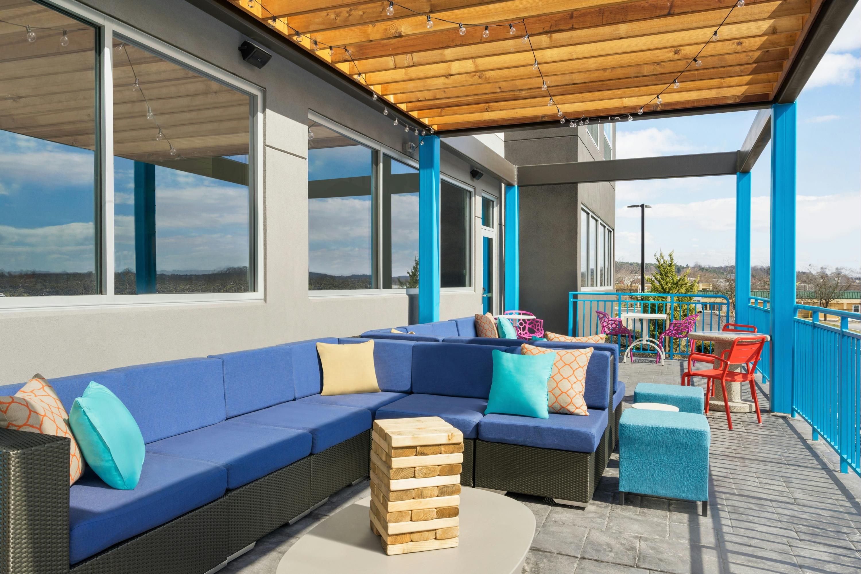 Tru by Hilton York - York - Patio