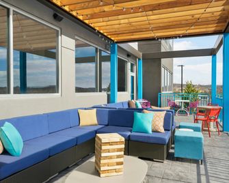 Tru by Hilton York - York - Patio
