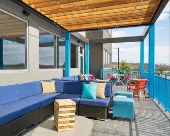 Tru by Hilton York - York - Patio