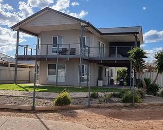 Agape Holiday Home with Pool table ,NBN Internet - Wallaroo - Building