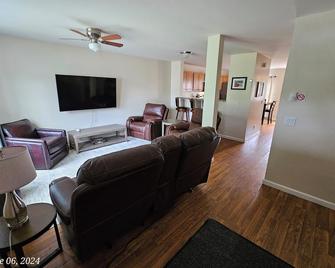 Acadia Villas! 7A Hunter's Way: A private neighborhood in the woods. - Trenton - Sala de estar