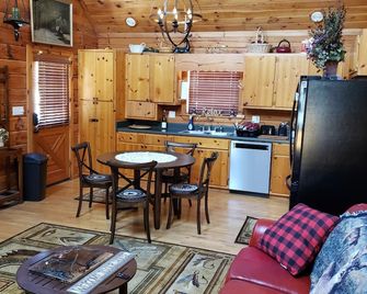 Cute, cozy log cabin on beautiful Smith Lake, Arley AL (year round deep water) - Arley - Cocina