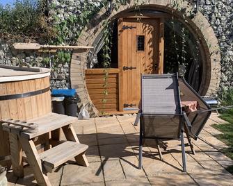 Summer Escape Luxury Hobbit House With Hot Tub! - Sheerness - Patio