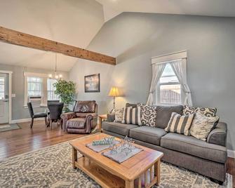 Charming Cheyenne Home about 1 Mi to Downtown! - Cheyenne - Living room