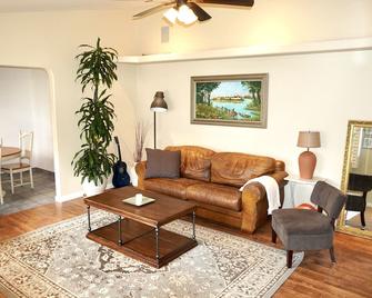 Cozy Family Hideaway, sleeps 8, 4 tv's yard, shops - Simi Valley - Living room