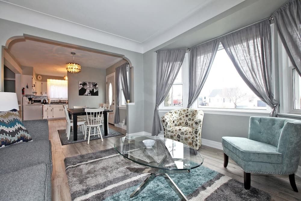 Living room view of Niagara On The Lake Gemütlicher Bungalow Wifi Bbq Weingüter