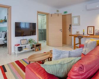 Trendy & Colourful 1BR home w/WIFI in Naxxar by 360 Estates - Naxxar - Living room