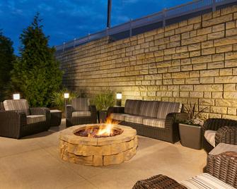 Hampton Inn & Suites Parkersburg Downtown - Parkersburg - Innenhof