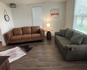 The Bungalow House; 2 Bed 1 bath; minutes from Cheyenne Bottoms! Pet Friendly. - Claflin - Living room