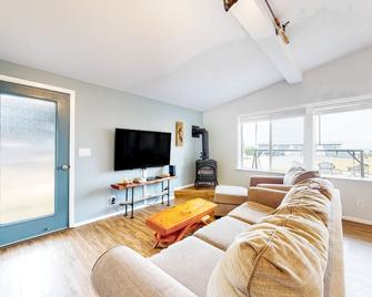 Evinrude Escape - Coupeville - Living room