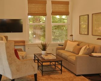 2 bedroom/2 bath Apartment with balcony downtown Sonoma - Sonoma - Living room