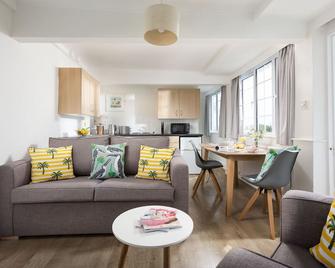 Oystercatcher Apartments - Wadebridge - Living room