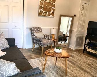 In The Heart Of Downtown Dunedin One Bedroom Apt No Kids, No Pets - Dunedin - Living room