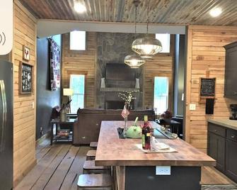 Hawks Ridge Cabin - St James - Comedor