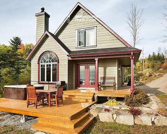 Petite Rivière Saint François cottage with river view and spa! - Baie-Saint-Paul - Patio