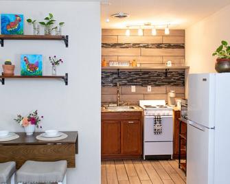 Cozy Coop-10 min from Texas State Fair and Downtown Dallas. Private Patio. - Dallas - Kitchen