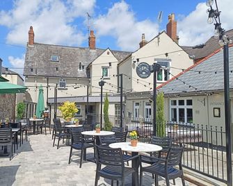 Wallace Steakhouse with rooms - Usk