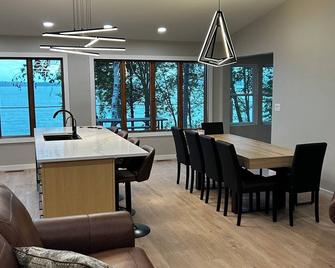 Crimson Beach Retreat- Family friendly beach get away on clear Buchanan Lake! - Ottertail - Restaurant