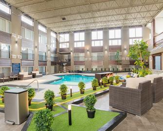 Sandman Hotel Edmonton West - Edmonton - Pool