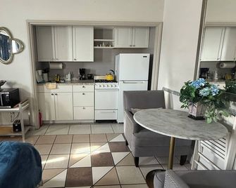 Warm Mineral Springs Modern Waterfront Studio - North Port - Kitchen