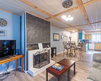 Vacation condo next to the marina and two parks. English and Mandarin speaking - Montgomery - Living room