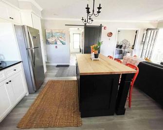 Historic Downtown- King Bed-St Johns Acad-Shopping - Delafield - Kuchyň