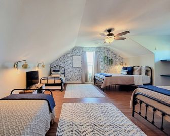 The Bunk Haus - Sleeps 8 Guests + Beautiful New Pool! - Willis - Bedroom
