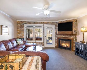 Little Black Bear -Hot tub, Grill, Kitchen, - Helen - Living room